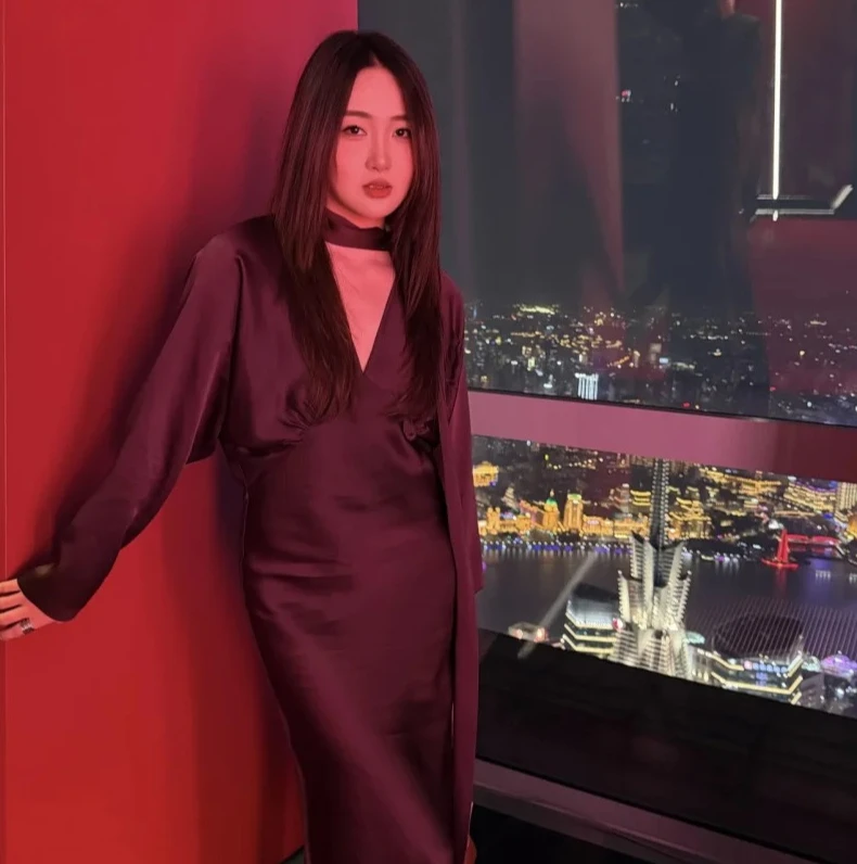 Elegantes Frühlings-Langkleid aus Satin für Damen – langärmliges Kleid mit V-Ausschnitt und Schalverzierung, sexy glänzendes Partykleid