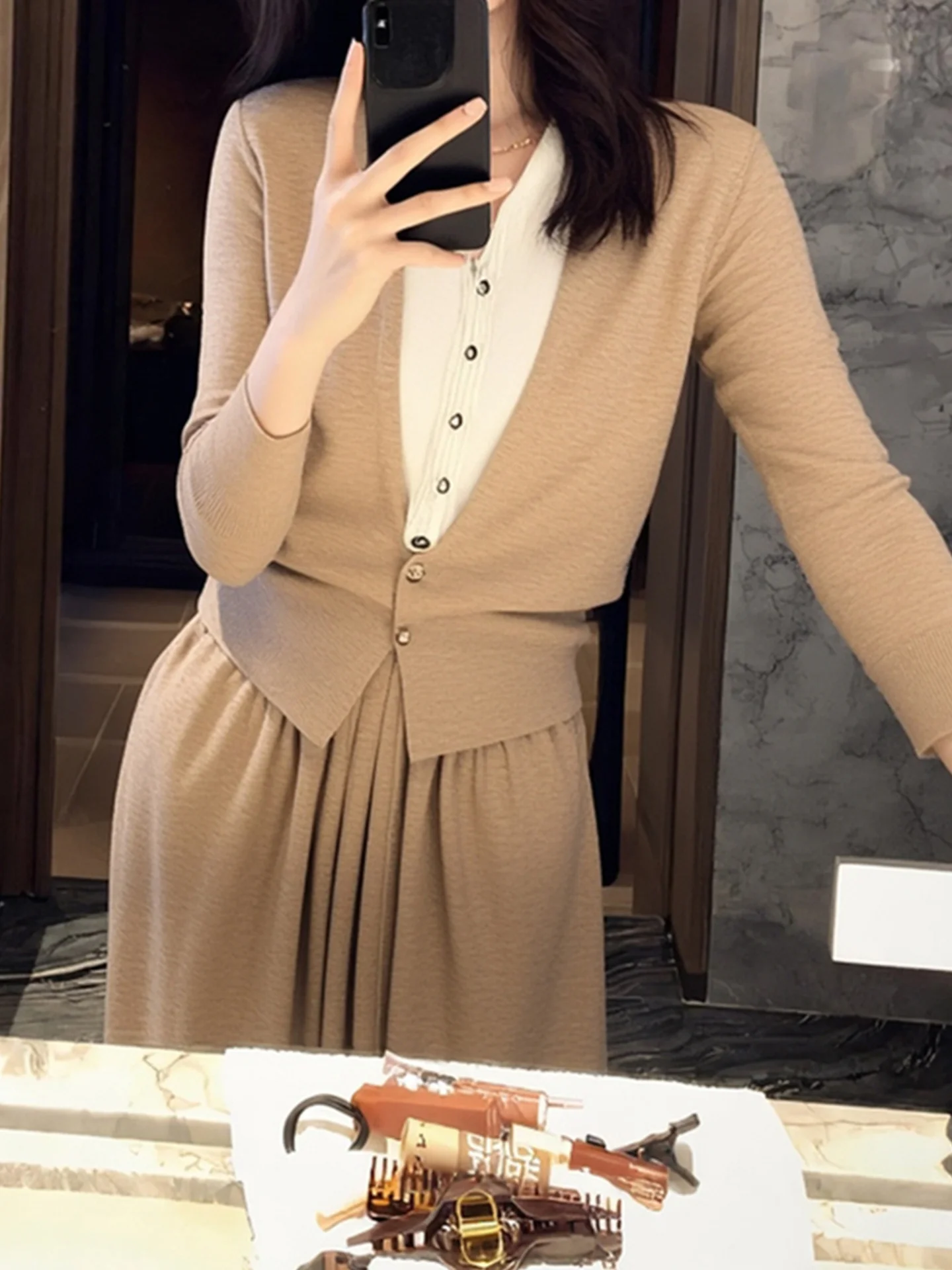 패셔너블 니트 롱 슬리브 브이넥 여성 탑 컬러 블록 가을 2025 레저 스타일 한국 버전 스트레이트 컷 실크