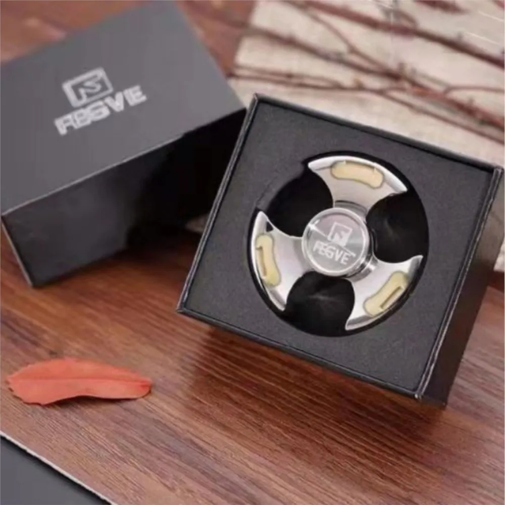 FEGVE EDC Fidget Spinner aus Titan-Messing, Stressabbau-Spielzeug, dreiblattiger Fidget-Spinner, Angstlinderungs-Gadgets, originelles Design