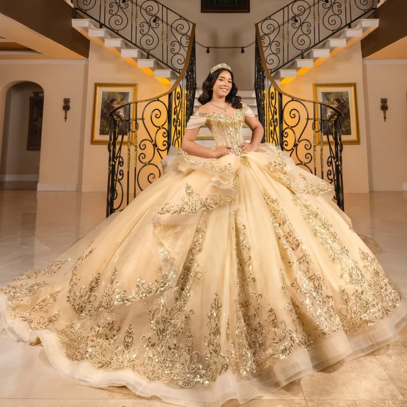 

Платье Quinceanera цвета шампанского по индивидуальному заказу с открытыми плечами и блестками, кристаллическое кружево, многослойное длинное платье с хвостом, Vestido De 15, Quinceanera
