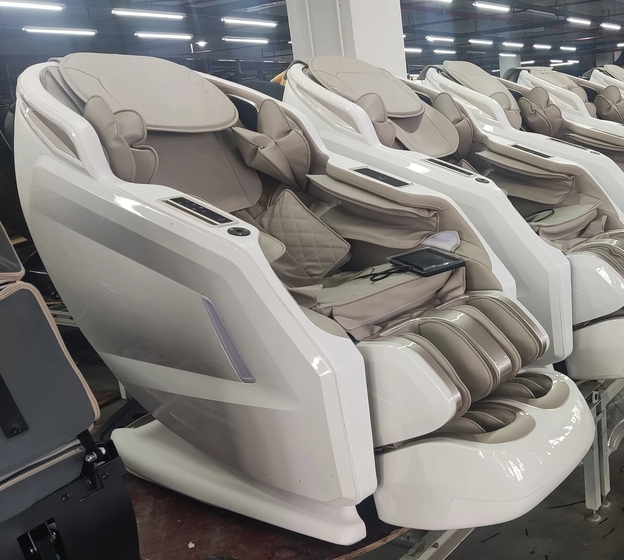 2026 New L15 High End 4D Zero Gravity Full Body Spa Sl Track Electric AI Smart Heat Sofa Robot Hand Luxury Massage Chair
