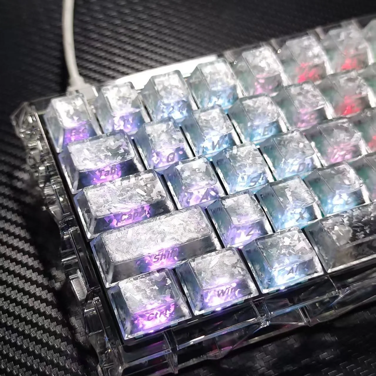 Translucent carbon fiber textured keycaps are recommended. Original keycaps are available to personalize and adapt to multiple k