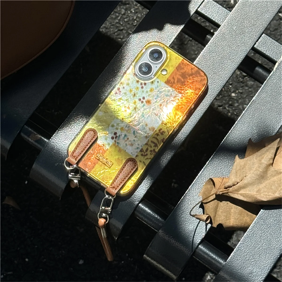 ファッションリトルフラワー iPhone 16 Pro/15/14/13 Pro Max用スマホケース バックカバー ハンドロープ付き 耐衝撃ケース カパ