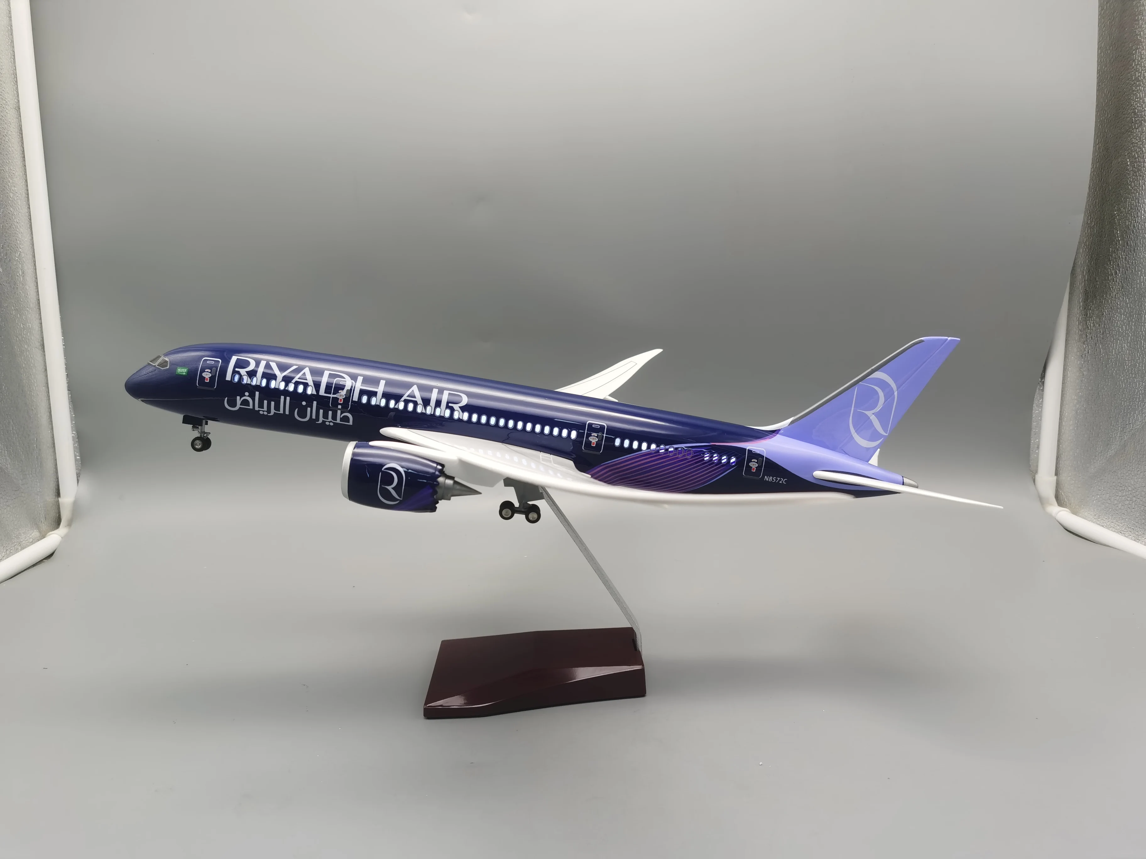 2025 جديد 1:130 مقياس 43 سنتيمتر الخطوط الجوية Riyadh B787 طيران الرياضية طائرة مع مجموعة الضوء الديكور عرض اللعب الهدايا جمع