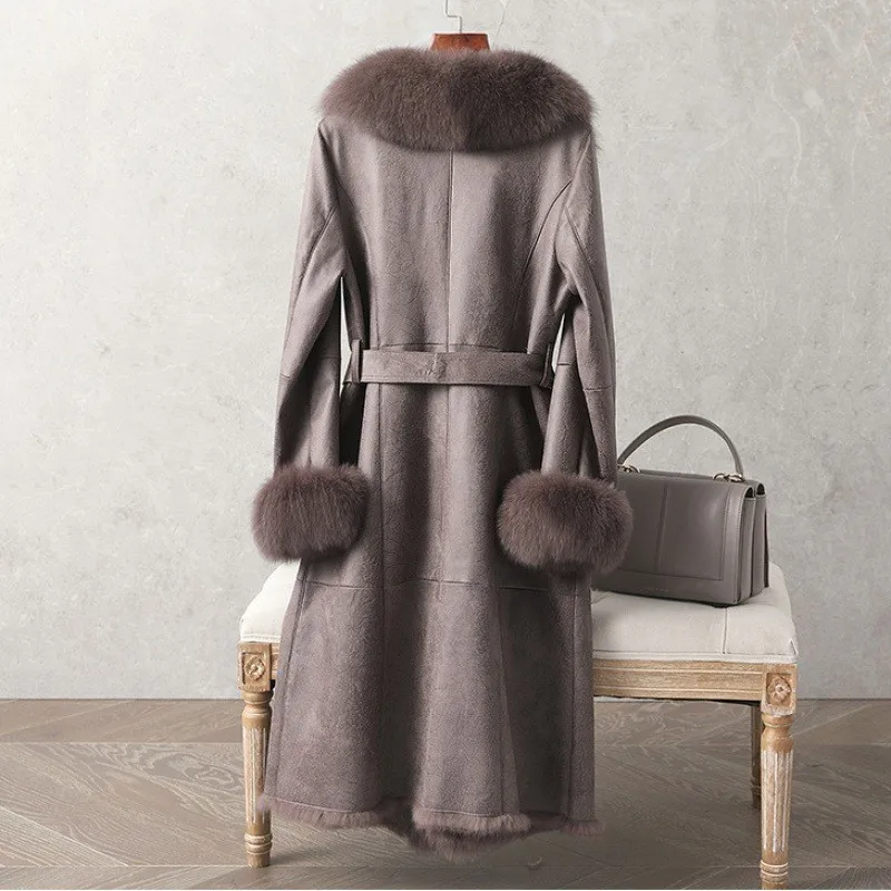 Ein neuer taillierter Pelzmantel für Damen mit mittellanger Mischung und
