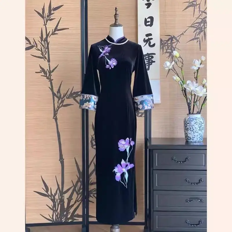 

Новое черное длинное платье Cheongsam в китайском стиле с высококачественным ретро-платьем с тяжелой вышивкой для женщин, осень и зима 2025