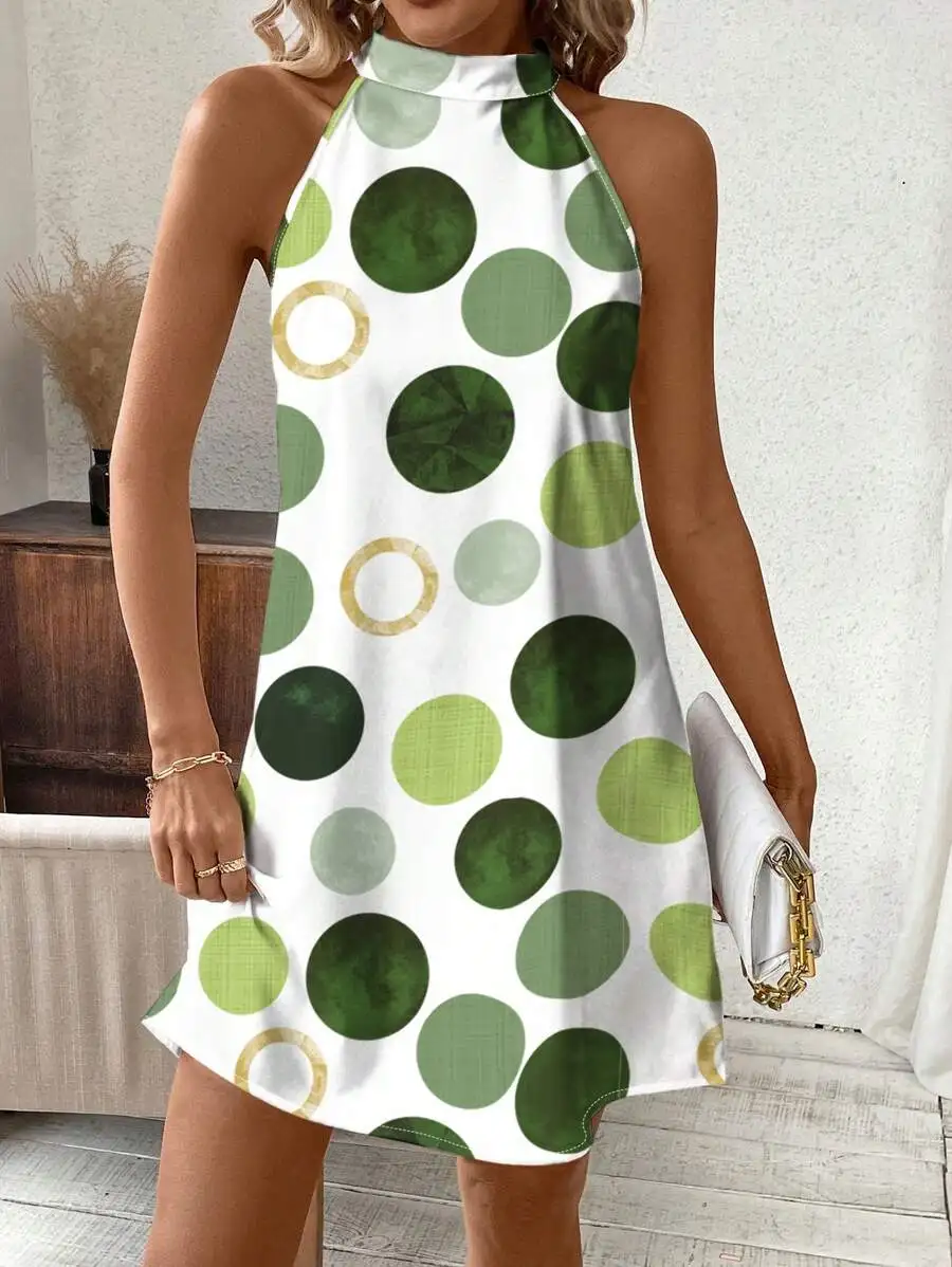 

Зеленое мини-платье в горошек с вырезом халтер для летнего повседневного образа