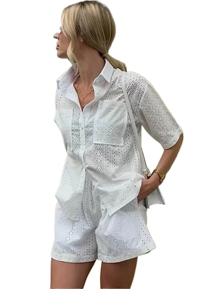 Modny letni komplet dwuczęściowy damski: koronkowa bluzka z krótkim rękawem i ażurowymi detalami oraz krótkie spodenki, damski letni zestaw dwuczęściowy.