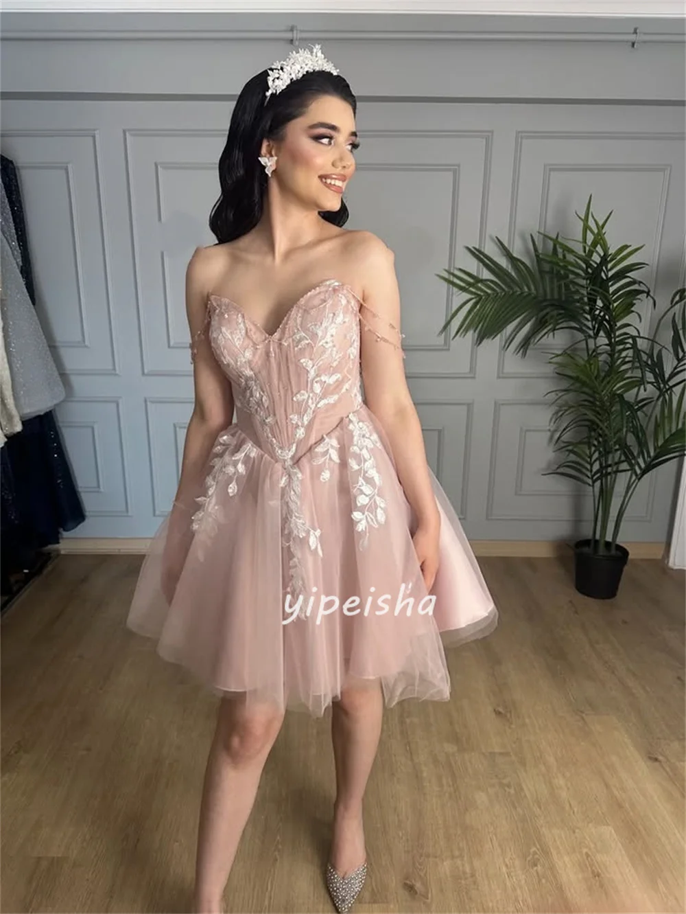 カスタマイズされたモダンなスタイルのマッチングチュールアップリケビーズAラインストラップレスミニドレスオーダーメイドオケージョンドレスサイズあり