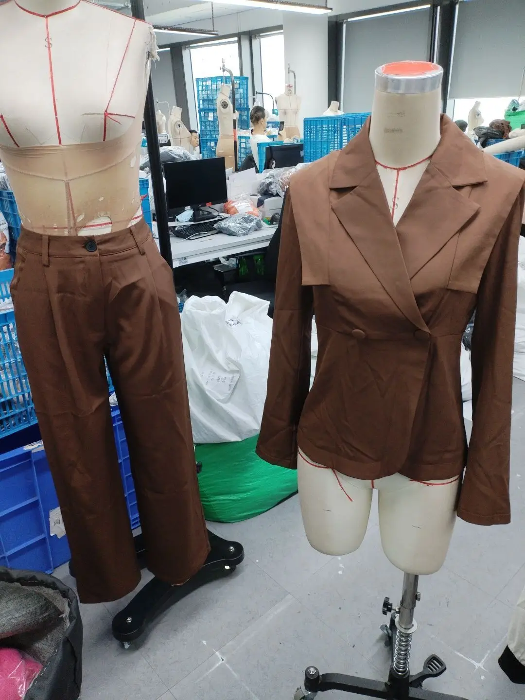 Traje casual elegante para mujer, con una camisa cruzada con solapa y pantalones con cintura elástica, perfecto para el trabajo.