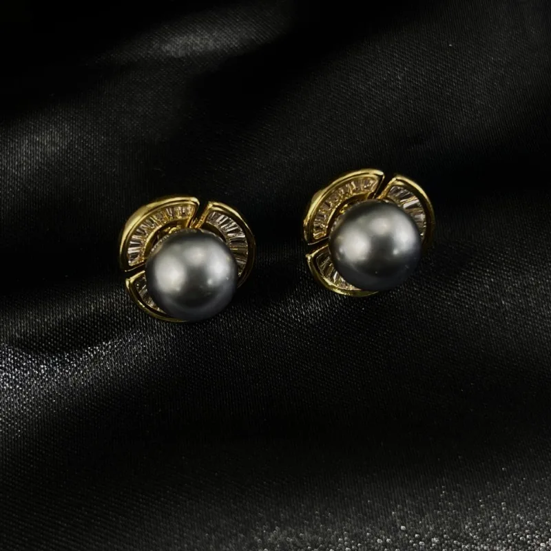 

Модные легкие роскошные ювелирные изделия, серьги-гвоздики с жемчугом, универсальный повседневный универсальный стиль во французском стиле ретро, медное покрытие из 18-каратного золота