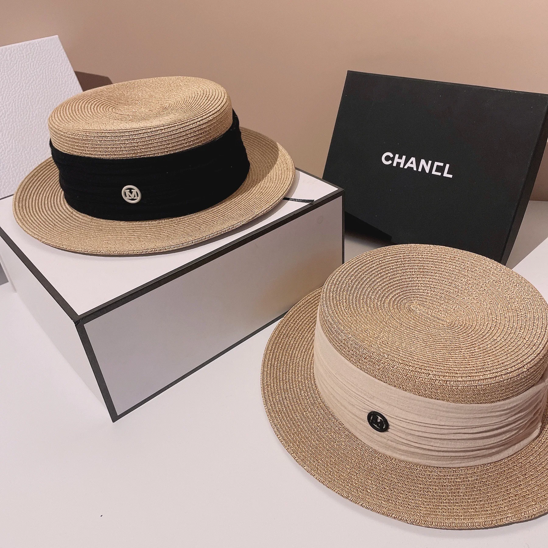 قبعة صيفية منسوجة من العشب الناعم واقية من الشمس من القش ذات حافة صغيرة مصممة، على الطراز الياباني الكوري للاستخدام الخارجي غير الرسمي للنساء