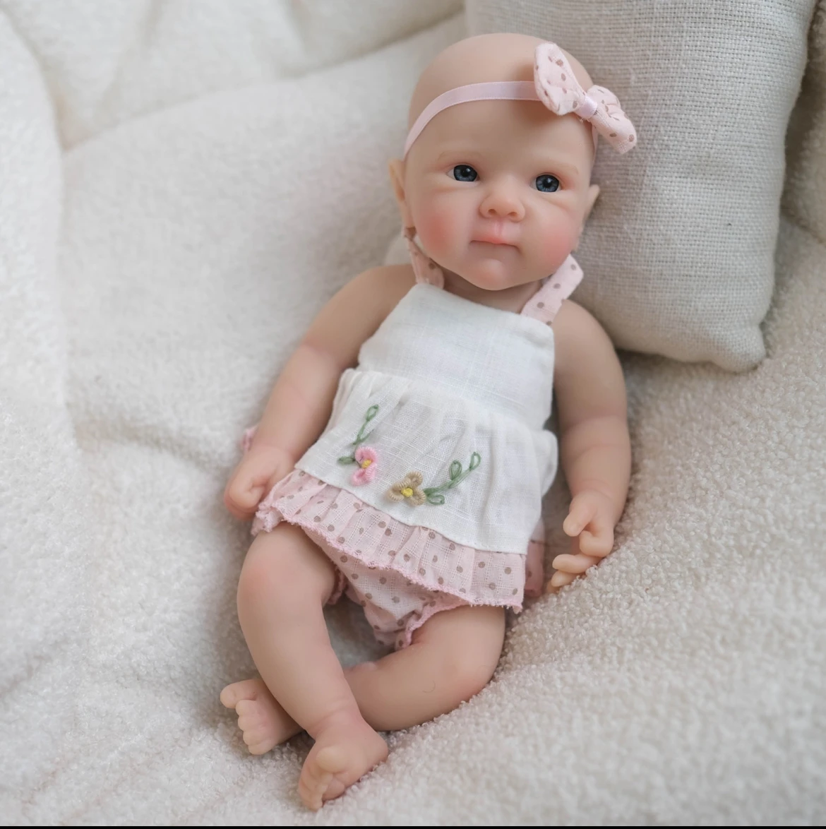 Bebê reborn de 8 polegadas em silicone de platina - expressão pacífica realista, boneca de arte hipoalergênica ultramacia com edição limitada