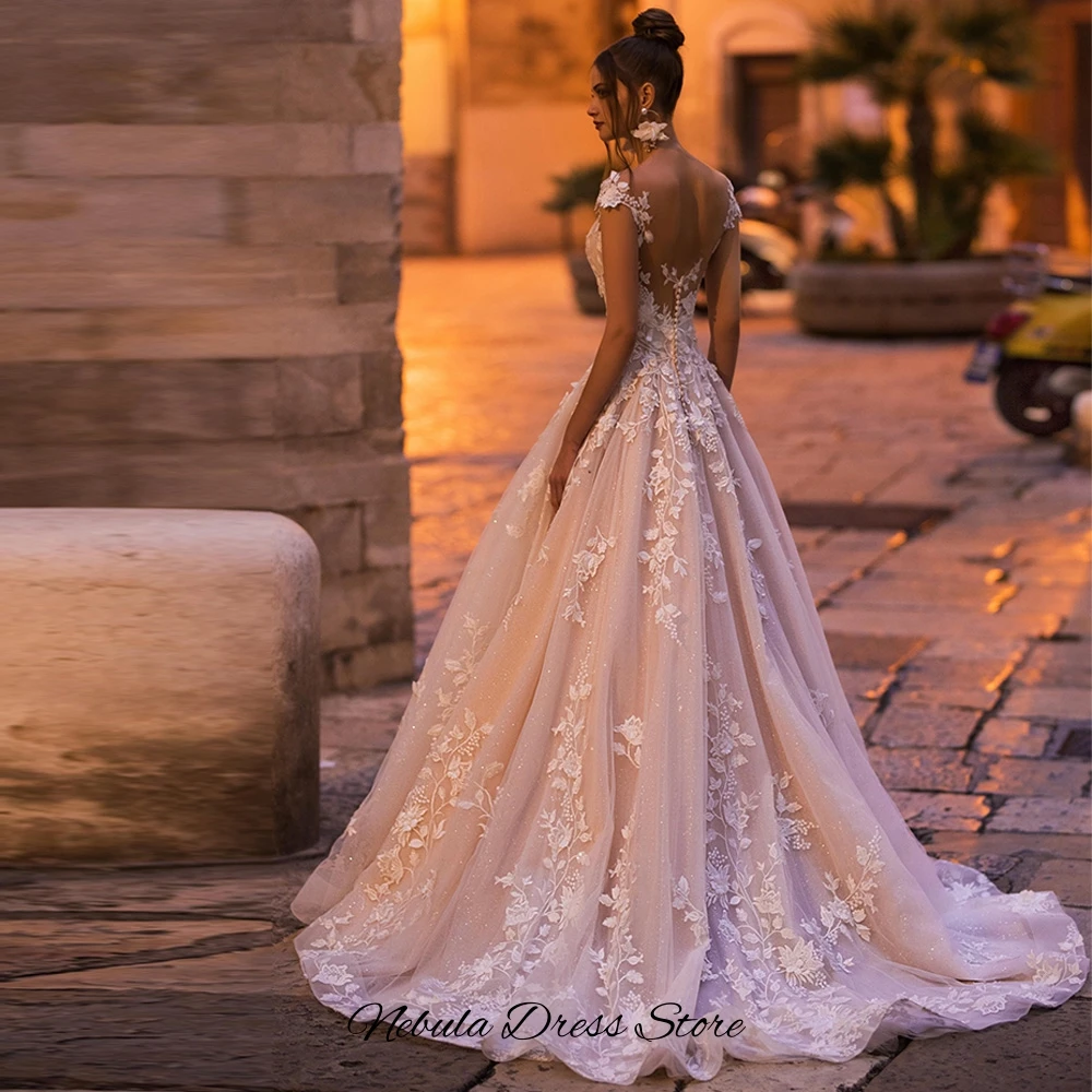 Hochwertiges schulterfreies Organza-Hochzeitskleid im A-Linien-Stil mit Knopfleiste hinten und individuellen Applikationen. Robe de mariée