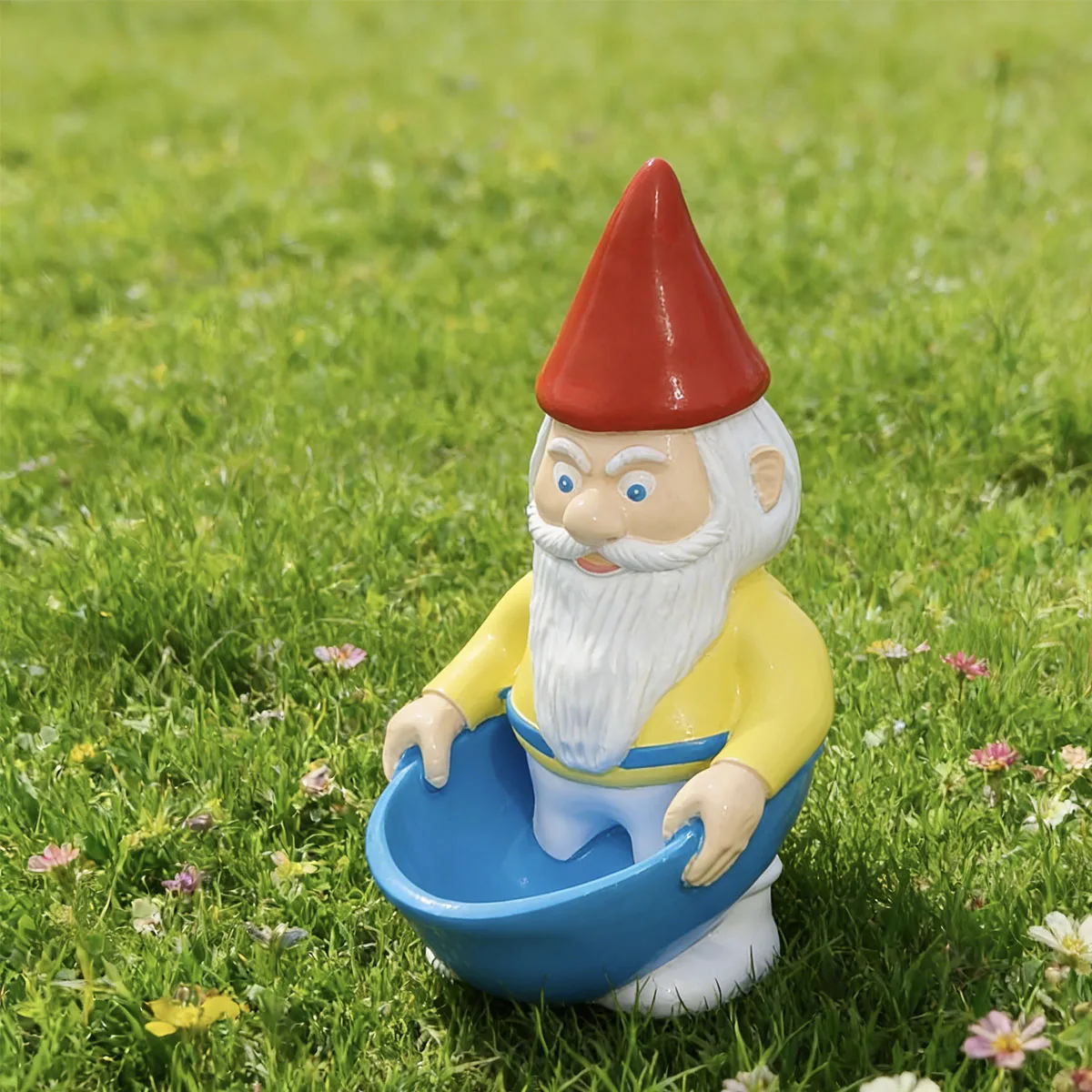 Cute Resin Gnome-Shaped Outdoor Garden Decoration, Functional Bird Feeder, Made from Durable and Waterproof Resin Material, Suitable for Outdoor Use, to Be Placed on the Garden Lawn, Windowsill, or Flower Bed