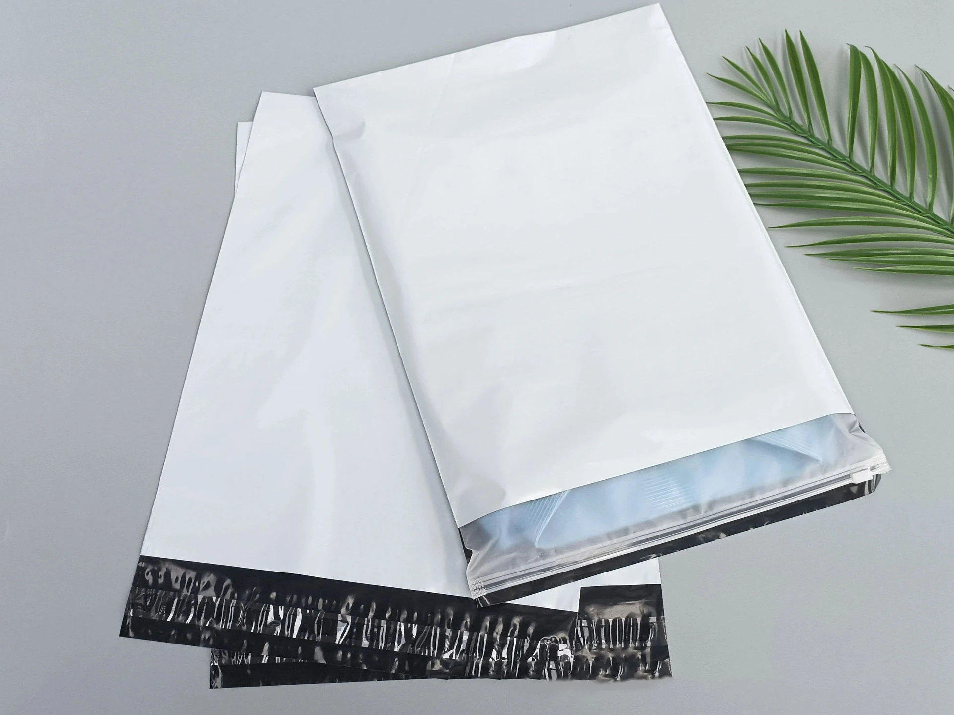 Weiße Kuriertaschen unterstützen individuelle Logos und eignen sich für Kleidung, Feiertagspartys und Geschenkverpackungen. – Detail 4