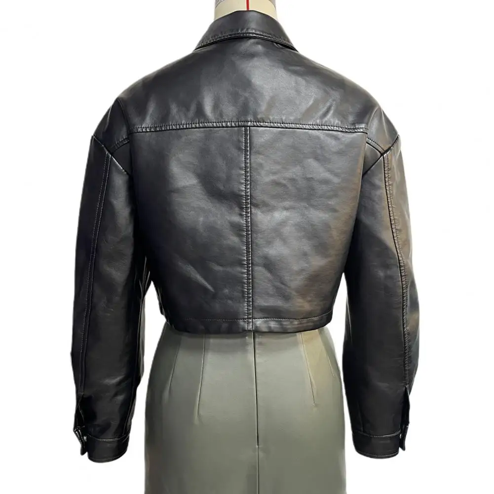 Casaco de couro sintético feminino, cardigã elegante, design justo, bolso no peito, elegante para motociclistas