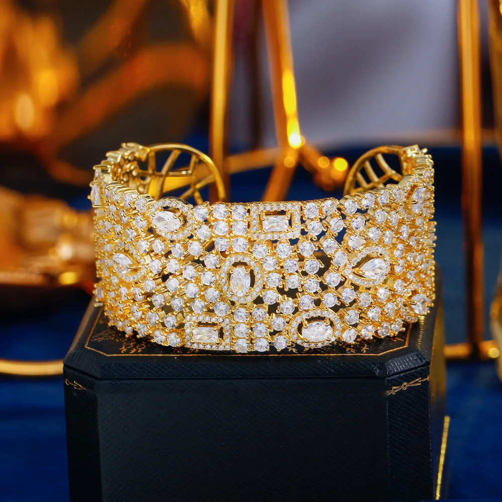 CWWZircons Luxuriöse Statement-Armreifen mit Kubikzirkonia-Besatz, breite, große Braut-Hochzeits-Manschettenarmbänder für Frauen, Dubai Goldfarbe BG067 – Detail 5