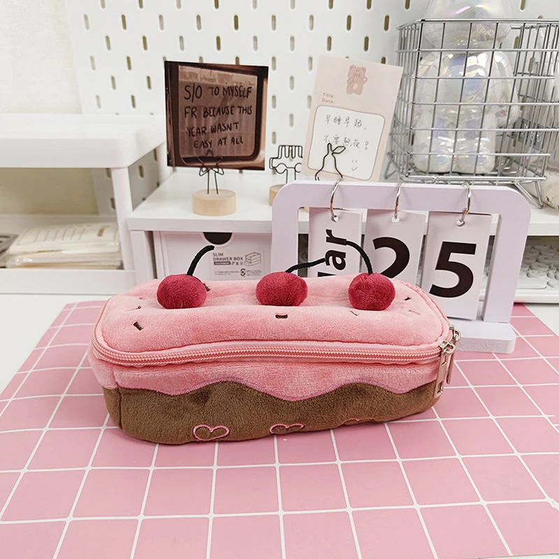 Cute Plush Cherry Cake Pencil Case Saco cosmético de alto valor Saco de papelaria de estudante Saco de armazenamento Grande capacidade