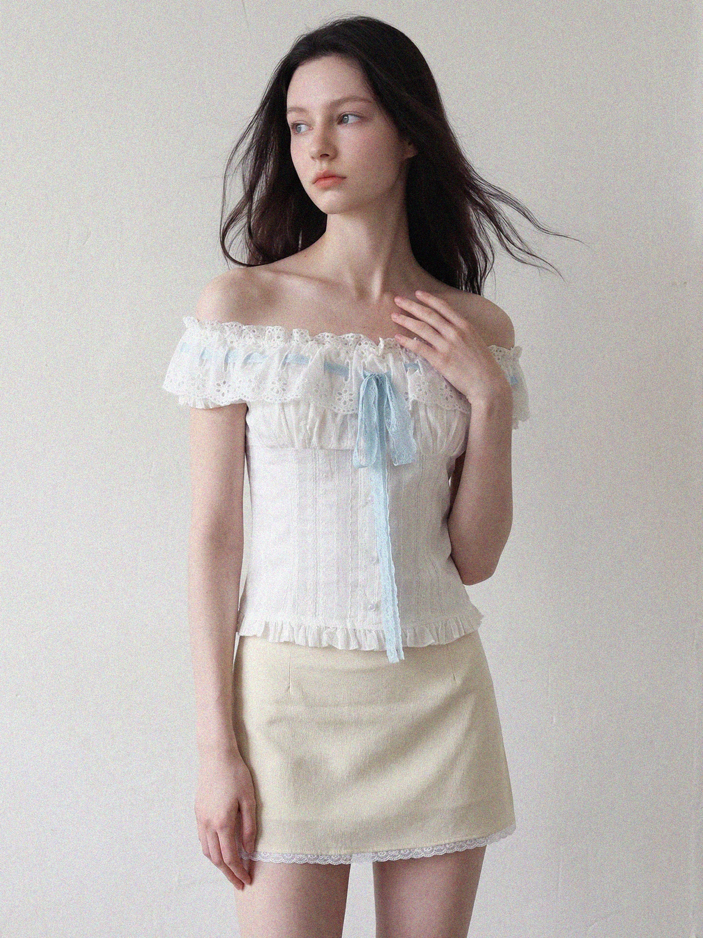 

Новая женская летняя блузка с кружевом, на шнуровке, с цветочным принтом, белая, с поясом, повседневный стиль, приталенная, с коротким рукавом