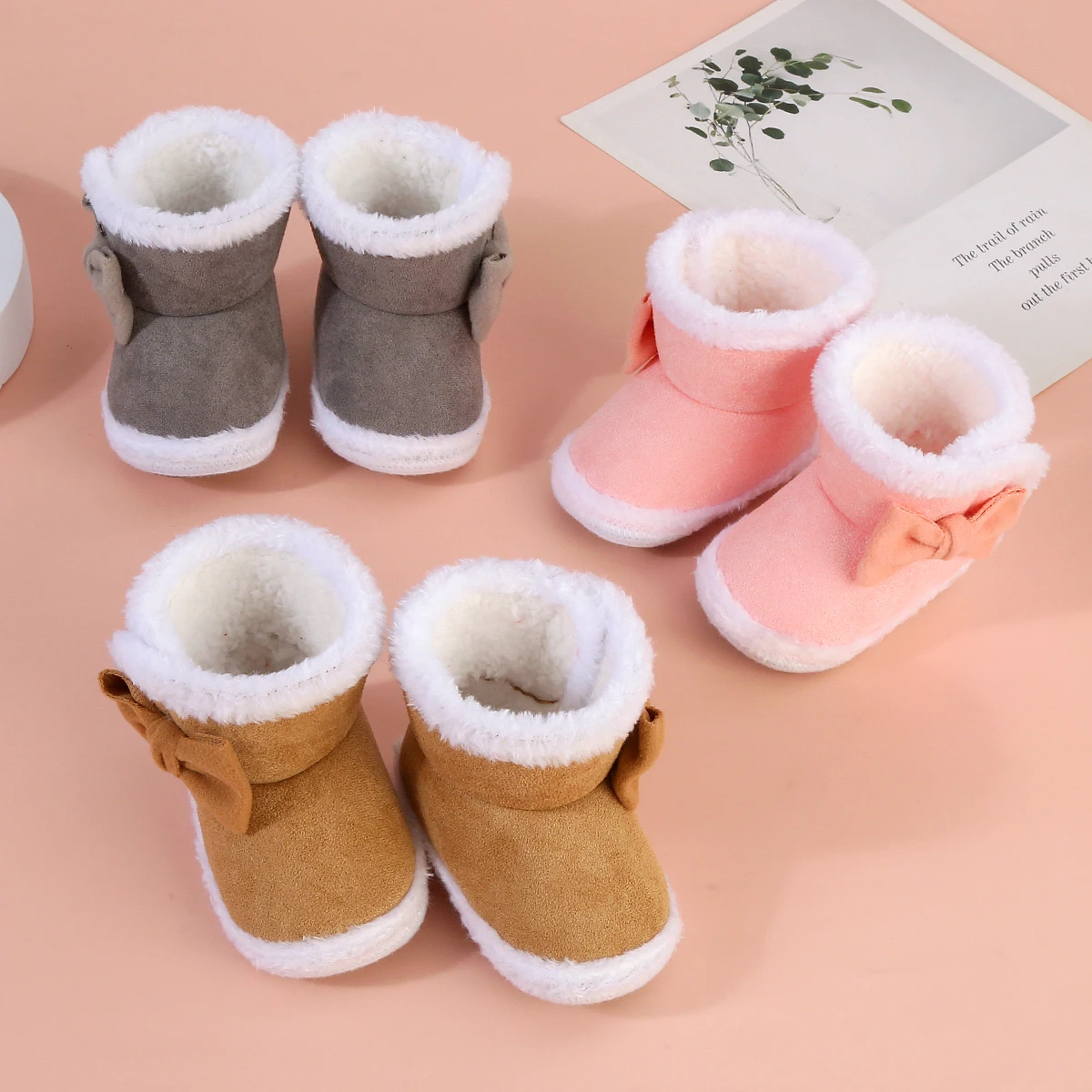 

Baby non-slip toddler boots, cute bows, soft flat shoes for infants, suitable for indoor holiday parties and gatherings.