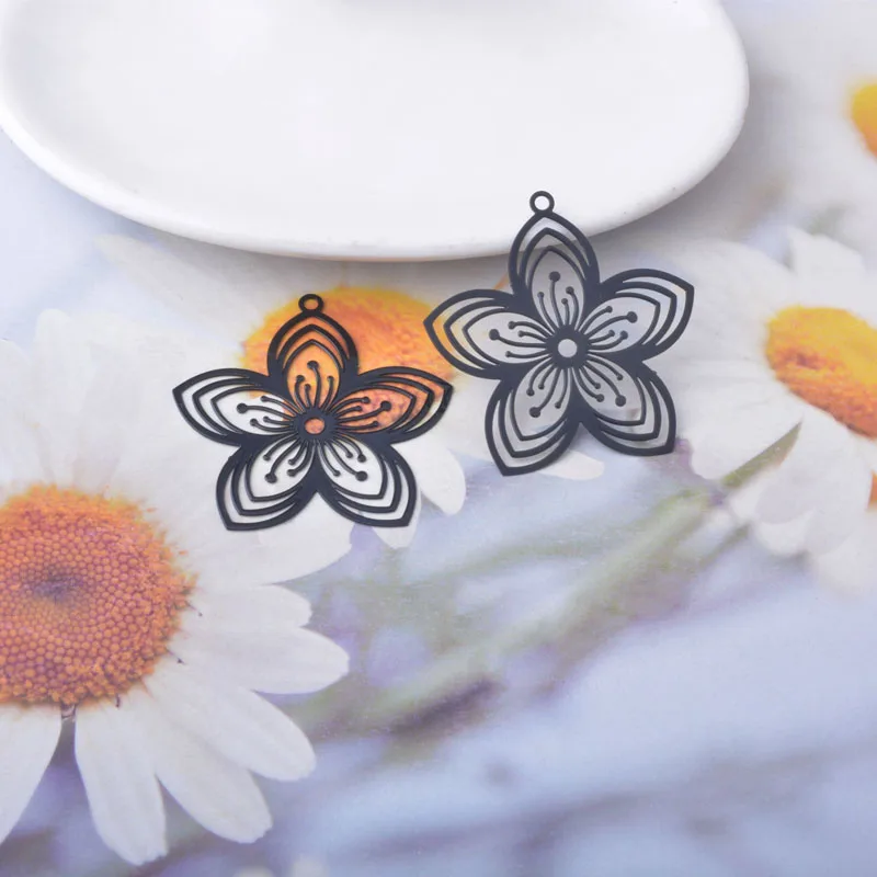 20 Stück AB9237 Messing-Schmuckanhänger in Hellgold mit bemalten Blumen, DIY-Zubehör für Damenohrringe – Detail 14