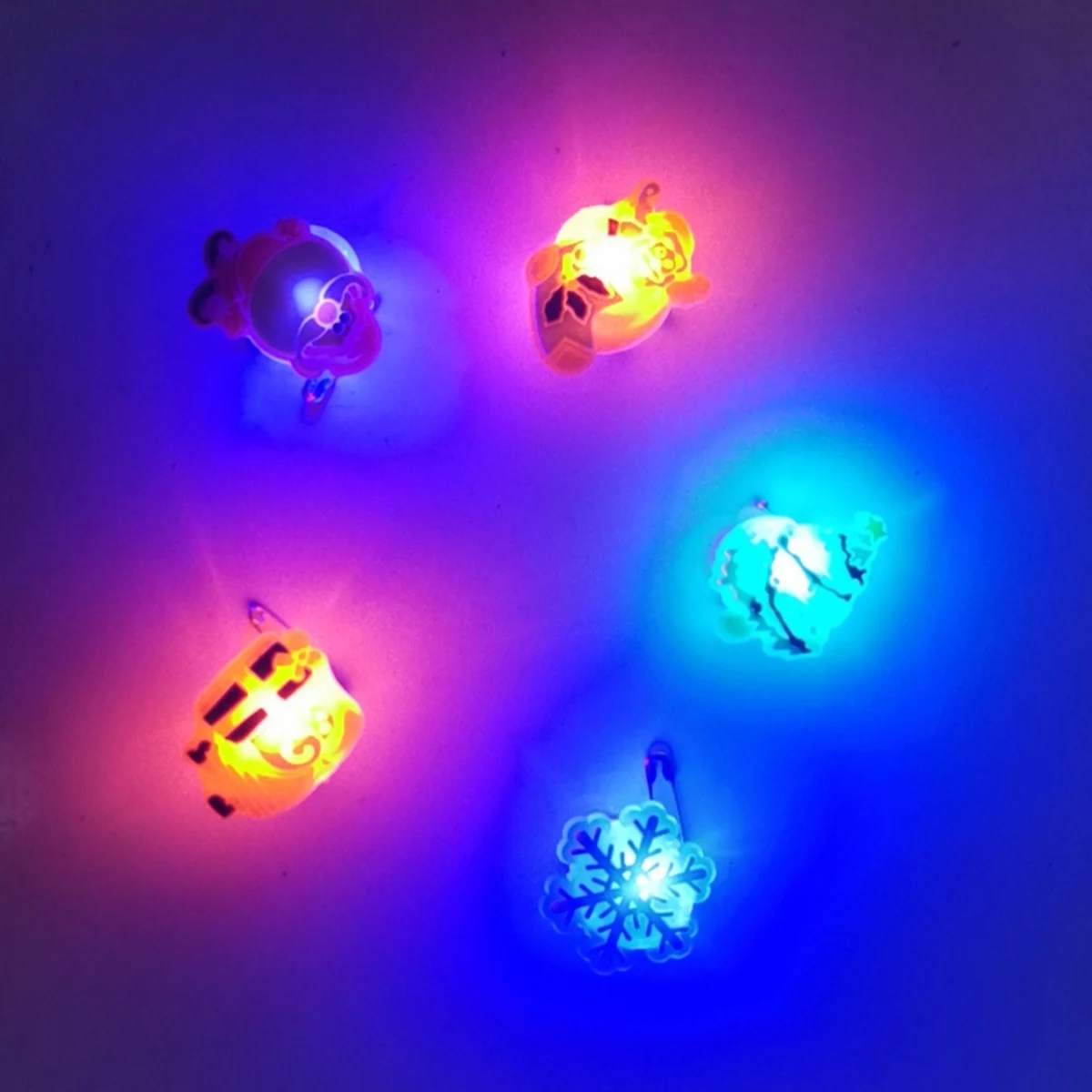 

25Pcs Luminous Enamel Pins Red Snowman Christmas Glitter Brooches with Light Up Feature for Scrapbooking Hair Clips Stockings