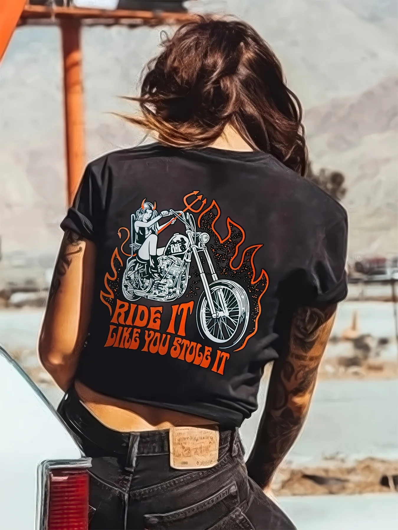 تي شيرت نسائي كاجوال برسومات جرافيك بتصميم لهب الدراجة النارية، ركوبها مثل أنك سرقها بشعار برتقالي متباين صيفي بأكمام قصيرة