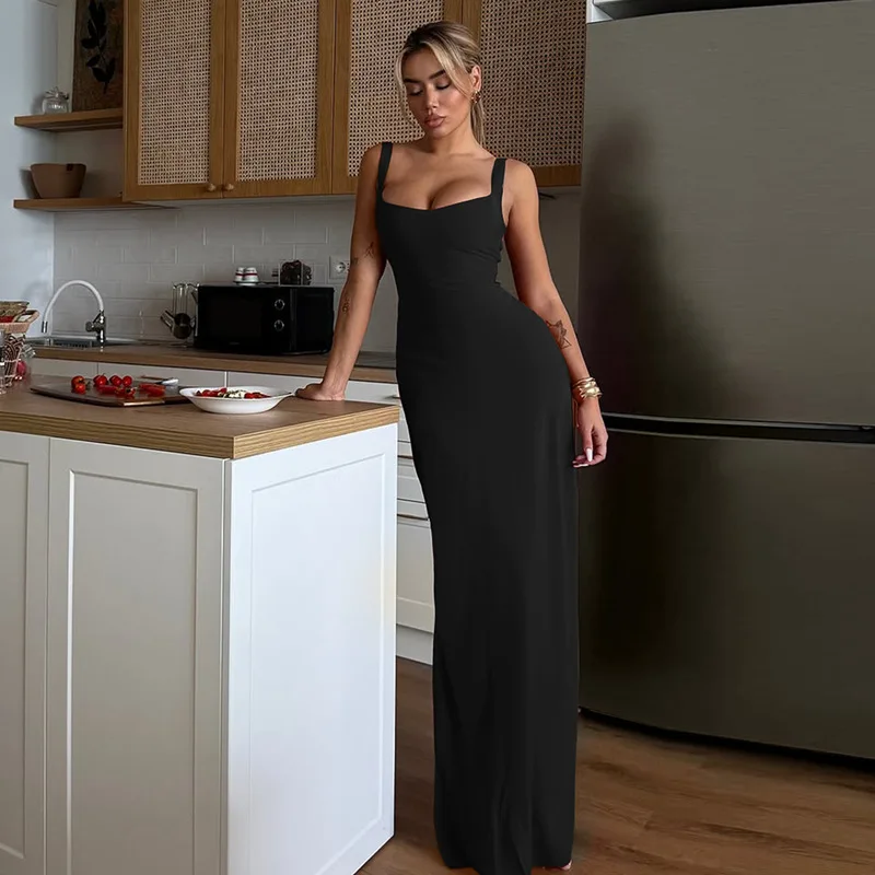 Długa czarna sukienka bez rękawów z kwadratowym dekoltem, wiązana na plecach, dopasowana suknia wieczorowa, koktajlowa, na studniówkę.