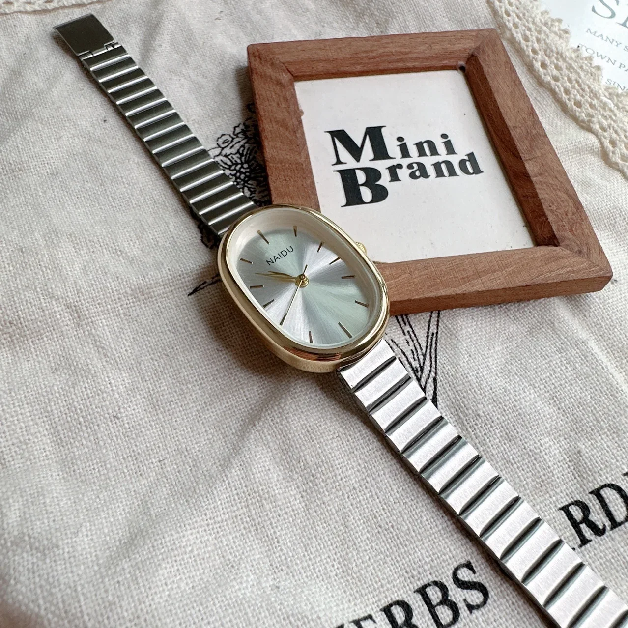 Vrouwen Quartz Horloge Luxe Ovale Mode Mini Case Kleine Romeinse Cijfer Wijzerplaat Vrouwelijke Volledig Metalen Band Horloges Niche Polshorloge