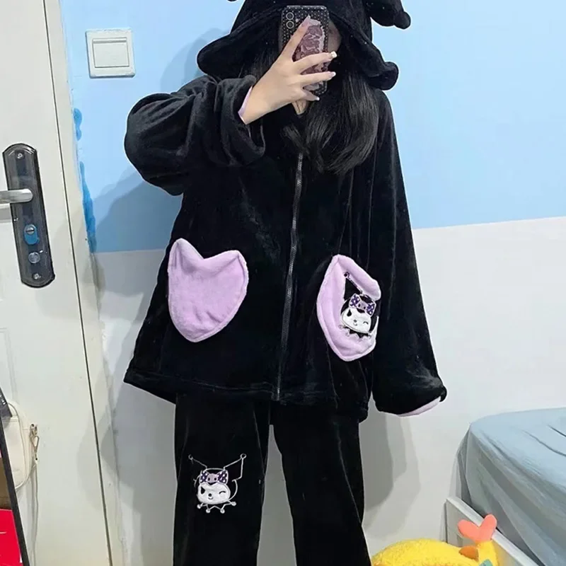Sanrio Carino Kuromi Homewear Peluche 2 pezzi Pigiama Set Anime Ragazze Top con cappuccio Pantaloni Kawaii Inverno Coral Fleece Addensato Indumenti da notte