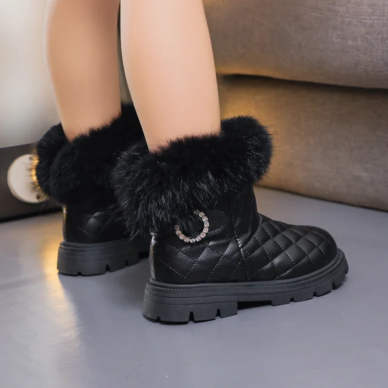 2023 Nieuwe Kinderen Laarzen Pluche Effen Kleur Meisjes Korte Laarzen Veelzijdig Naaien Schattig Warm Winter Britain Pu Mode Kids Snowboots