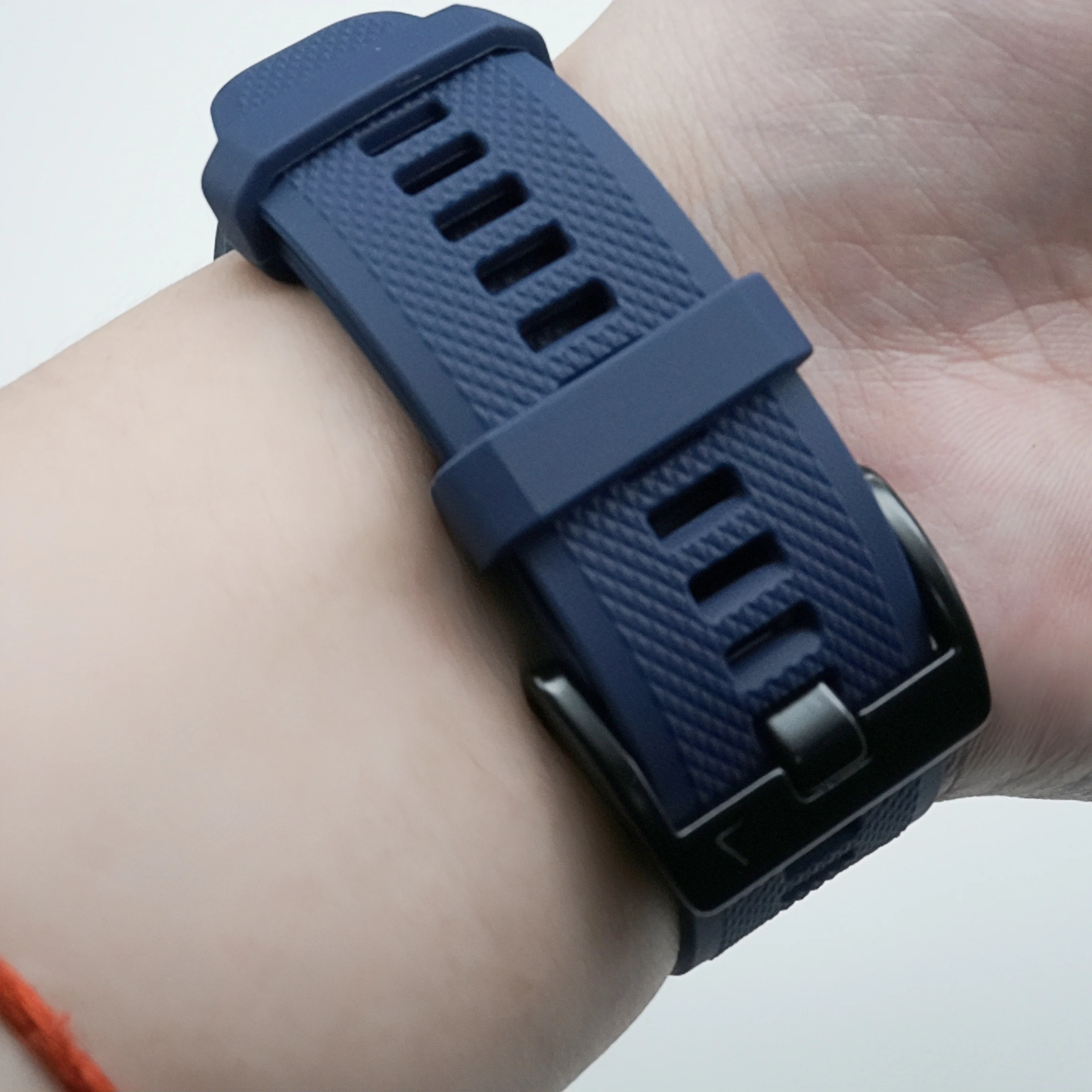حزام السيليكون مناسب لـ Garmin 22 و26mm، بألوان غنية وأنماط مختلفة.