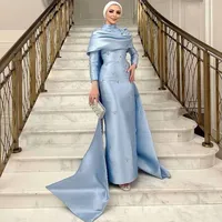 Vestidos para ocasiones personalizados de Dubái, columna de satén, vestido para el Día de San Valentín, cuello alto azul, diamantes de imitación/cristales, capa, vestido de graduación