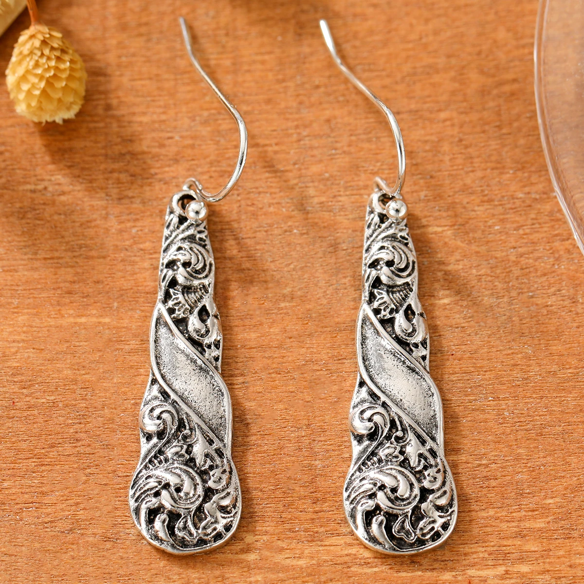 Retro-style relief engraving with unique patterns - this lady's pendant earrings are perfect for parties and dates.