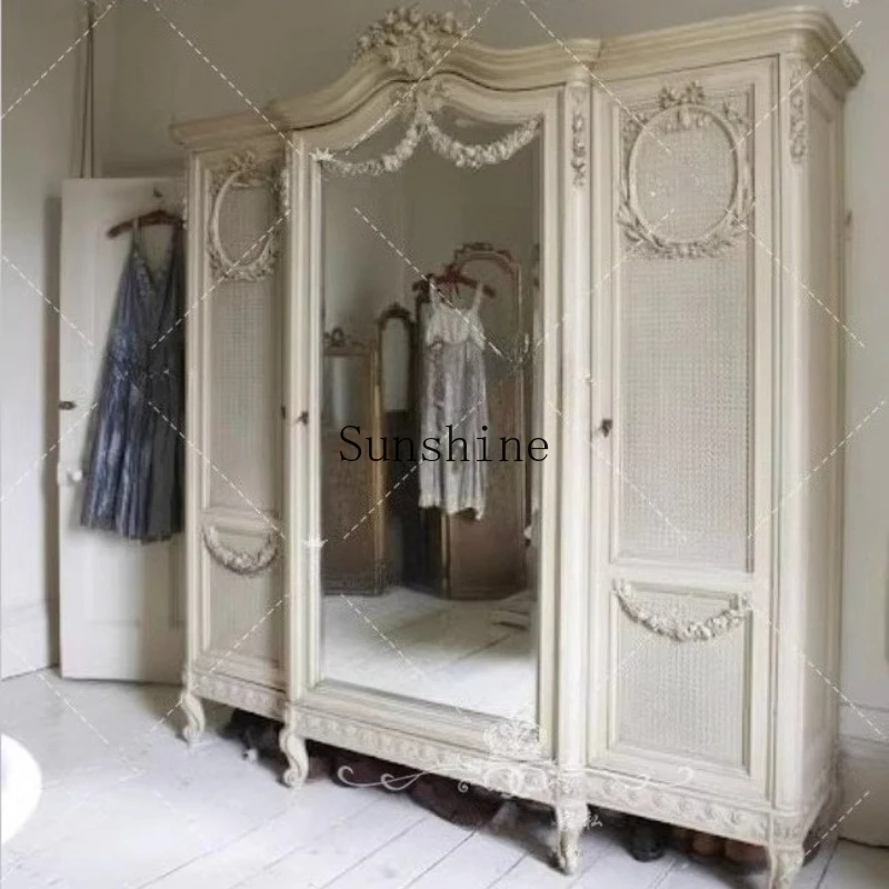 

Французский ретро резной старинный трехдверный шкафчик из цельного дерева