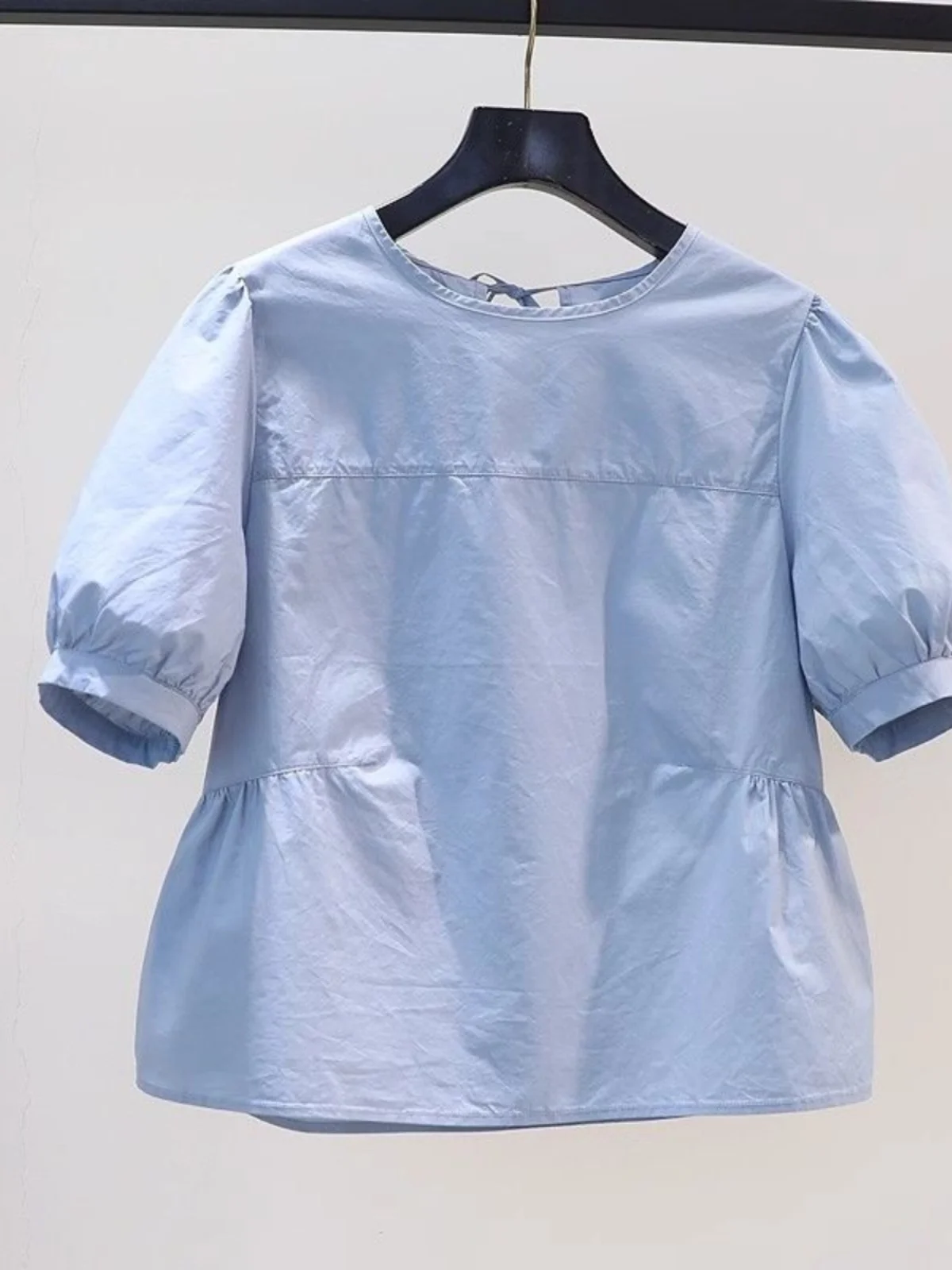 camisa-de-mujer-azul-de-cuello-redondo-con-manga-abullonada-estilo-holgado-tipo-muneca-nueva-coleccion-verano-2024-con-bolsillo-y-panuelo-versatil