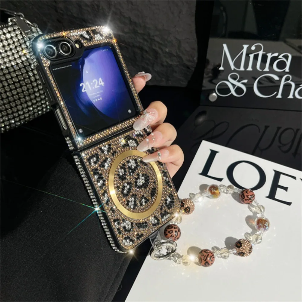 

Кожаный магнитный чехол для телефона с леопардовым принтом, блестящий ремешок со стразами и цепочкой на запястье для Samsung Galaxy Z Flip 6 5 4 3 5G