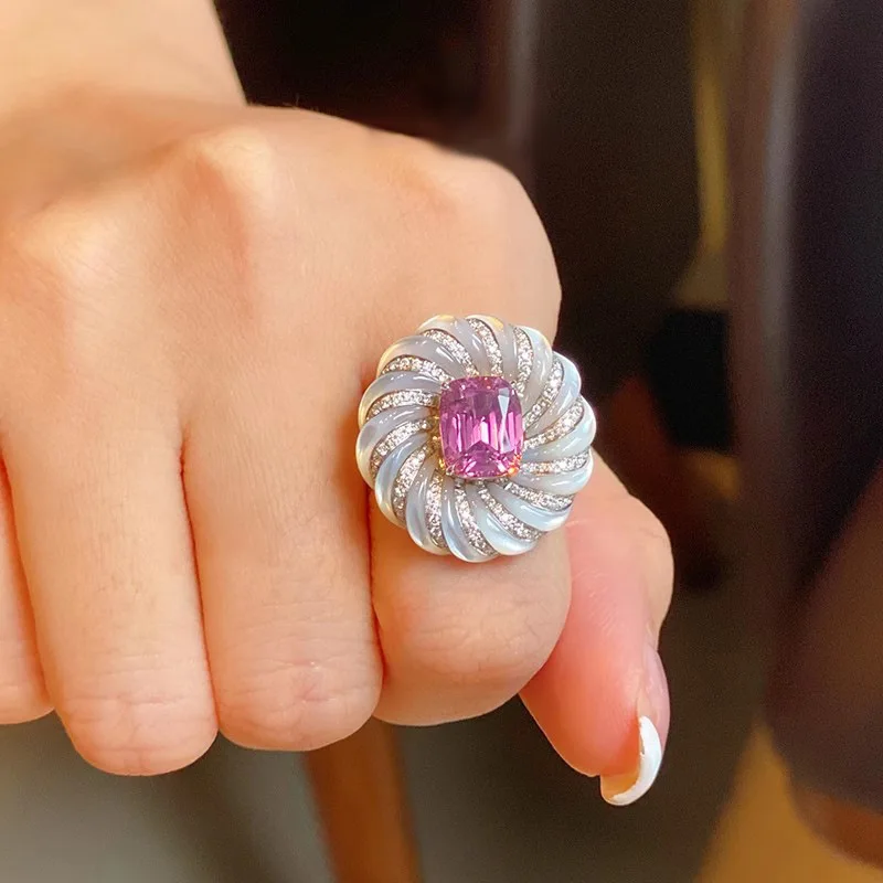 vintage medium -style jewelry light luxury temperament powder drill spiral ring high -level sensor retro diamond women's ring