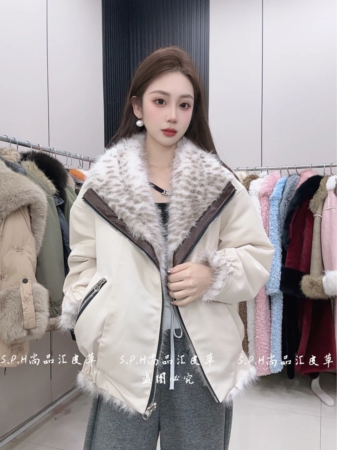 เสื้อโค้ทขนเฟอร์ลายเสือดาวสำหรับผู้หญิง ฤดูหนาว 2025 รุ่นใหม่ เสื้อโค้ทขนเฟอร์แบบกลับด้านได้ เสื้อพาร์กาขนเฟอร์สั้น อุ่นสบาย