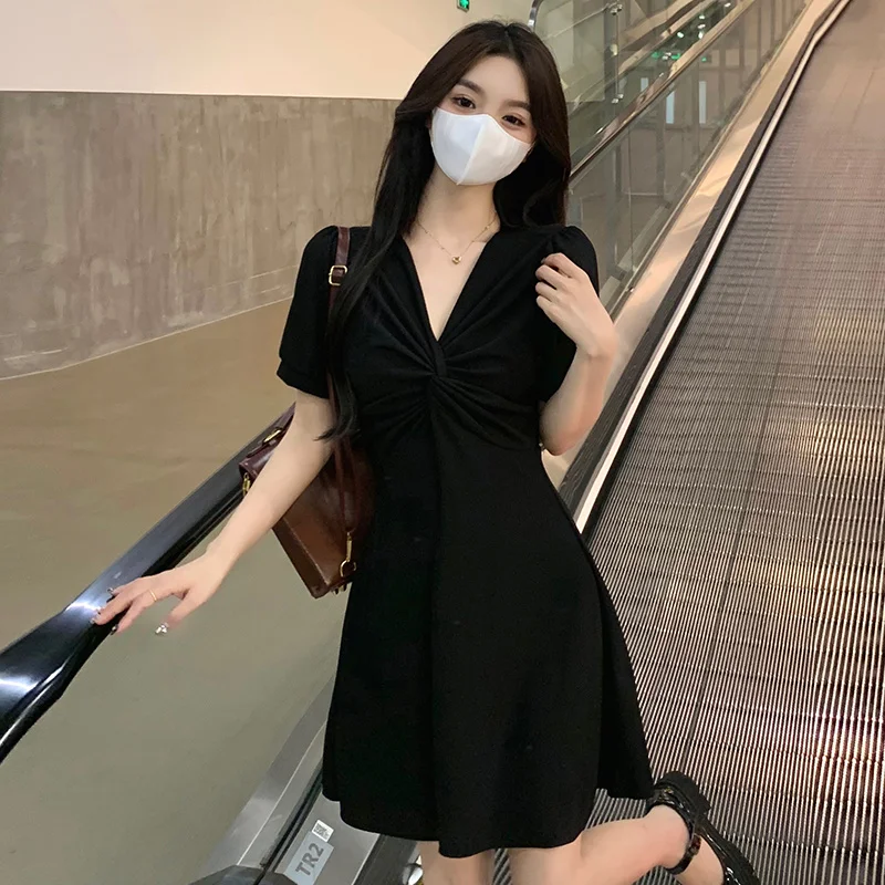 Fat mm French Cross V-neck Black Dress 2023 Summer New All-match Short Sleeve Hepburn Style Kink Closed Waist Show Skinny Skirt