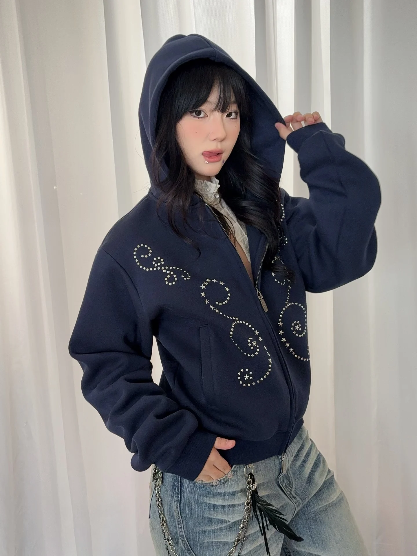 

Американская толстовка на молнии с заклепками, повседневная, свободного кроя, с капюшоном, цветная, с длинными рукавами