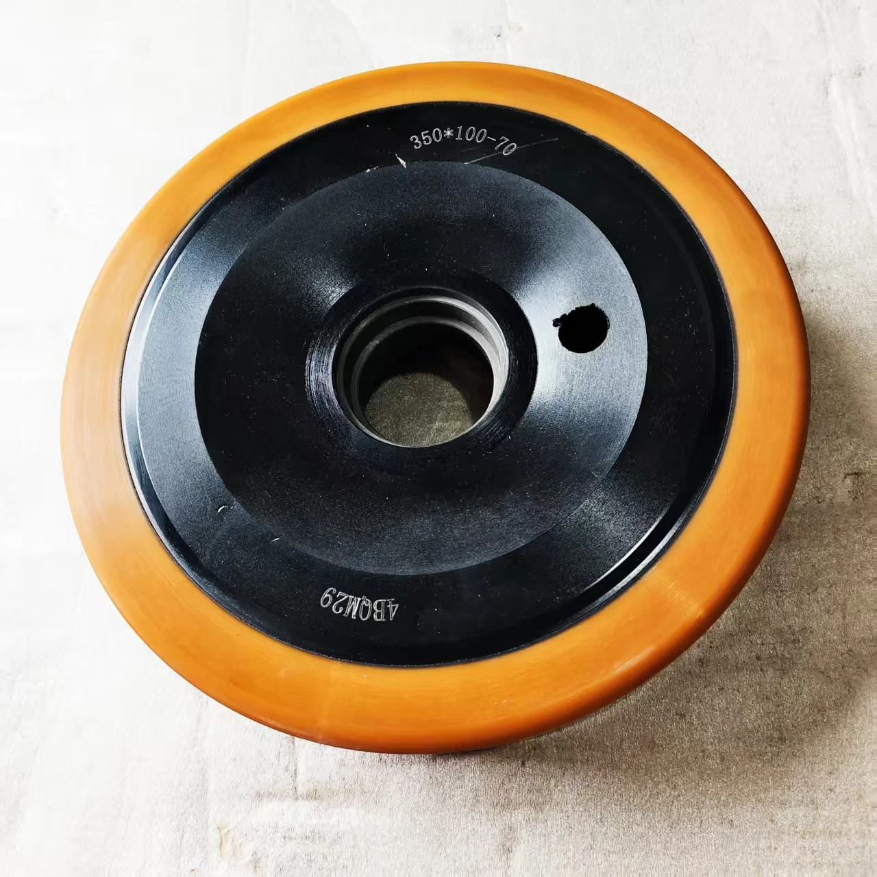 

Высококачественное сменное колесо для вилочного погрузчика Linde, 350x100-77.788 | 0029902330 | Полиуретановое колесо для вилочного погрузчика