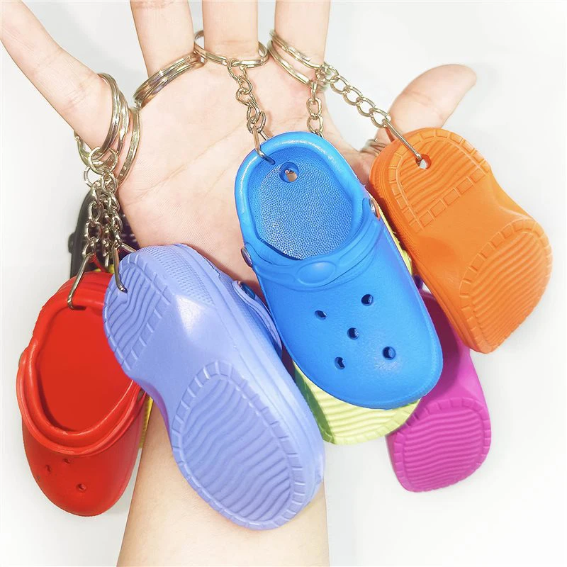 110Pcs 3D Mini Shoe Keychains Plastic Foam Beach Hole Sandal Slipper Keychain Decoration Beach Shoe Keychain 11 Colors to Choose