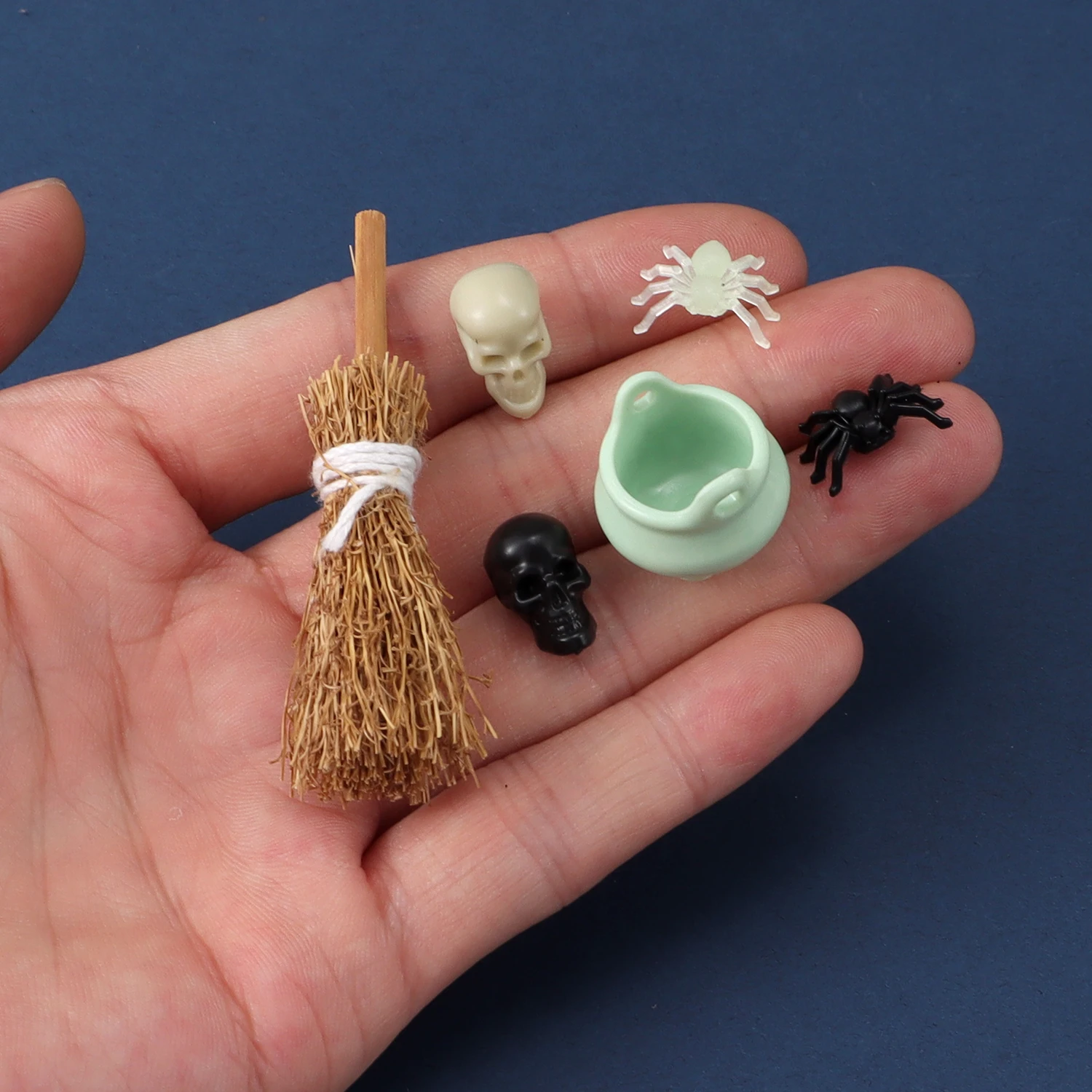 Halloween Party Charms Kit Wohnkultur Haus Miniaturen für Handwerk Zubehör Gläser Skelett Kopf Besen schwarze Katze Fledermaus kleines Spielzeug – Detail 3