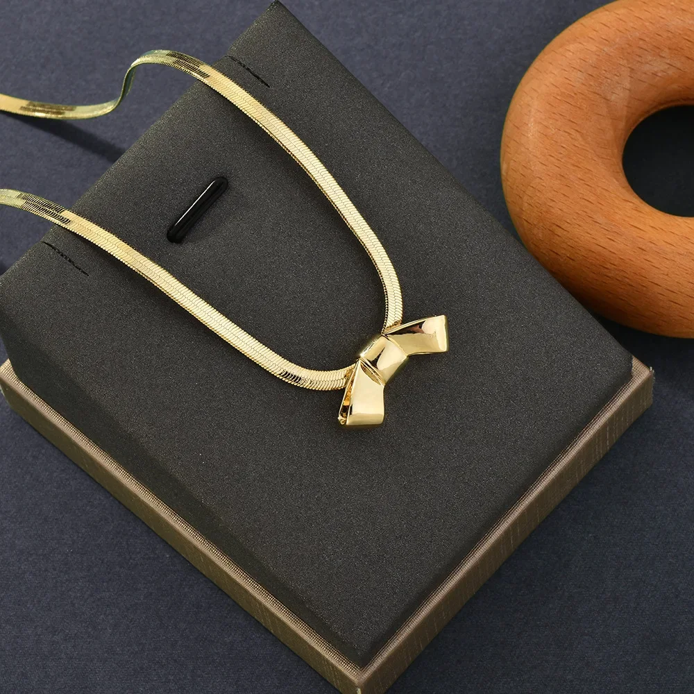 

Flat snake chain metal bow tie necklace, high-end style bow tie collarbone chain for autumn and winter