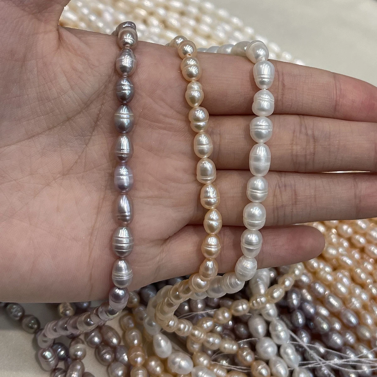 Ein 5-6mm großer Strang aus natürlichen Süßwasser-Reisperlen, barocke lose Perlen, 36cm, für DIY-Schmuckherstellung von Halsketten und Armbändern für Frauen. – Detail 5