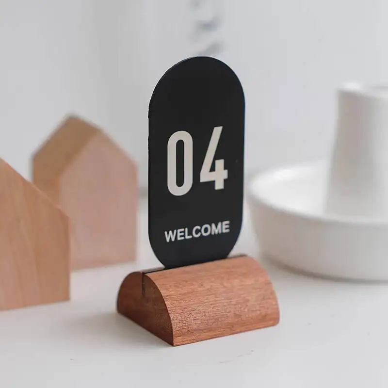 

Высококачественная ретро-карта из цельного дерева и нержавеющей стали, цифровой знак с номером стола, вертикальная настольная карточка для отеля и западного ресторана