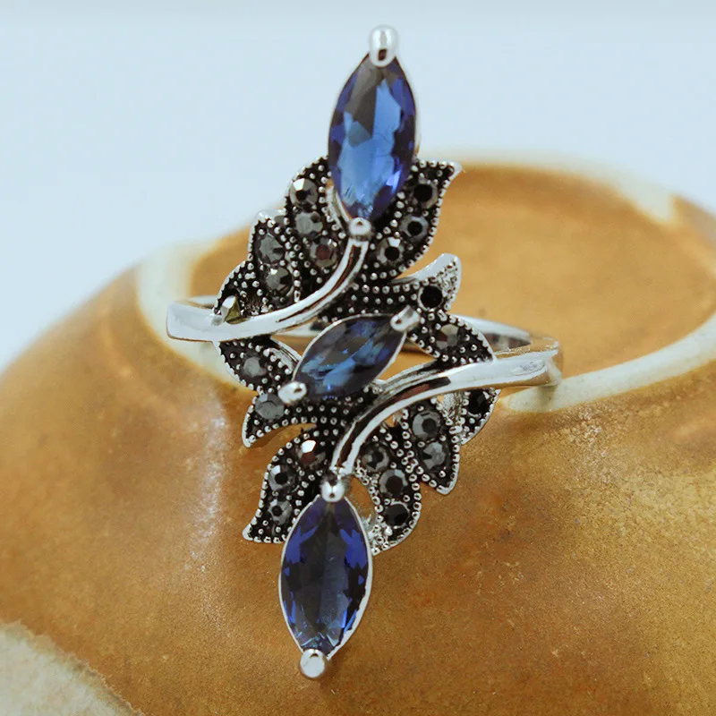 Handmade jewelry trendy and fashionable women\'s cut blue corundum stone inlaid ring