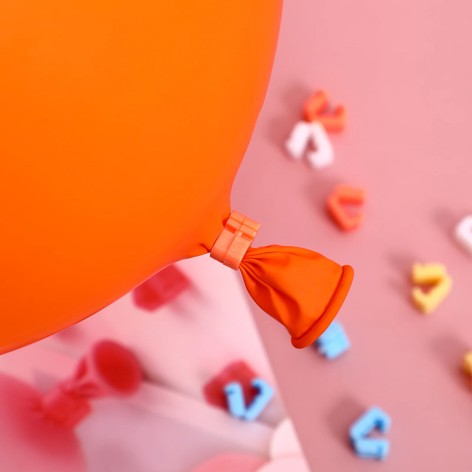 100Pcs Plastic Balloon Clips Macaron Tone Balloon Tying Tool for Party Wedding Birthday Event Decorations Supplies